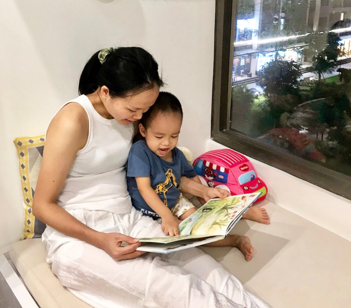 Trò chuyện và đọc sách về trường mầm non cùng bé