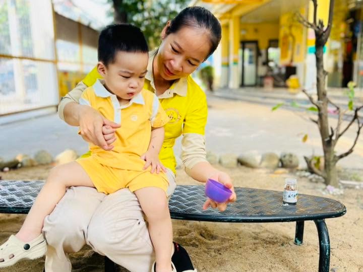 Cách xử lý khi trẻ bị bạn cắn ở lớp với thái độ bình tĩnh và lắng nghe