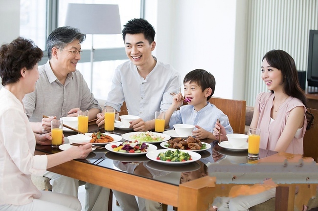 Cắt Cơn Ăn Dặm TV Điện Thoại Cho Trẻ: Giải Pháp Xây Dựng Thói Quen Ăn Uống Lành Mạnh