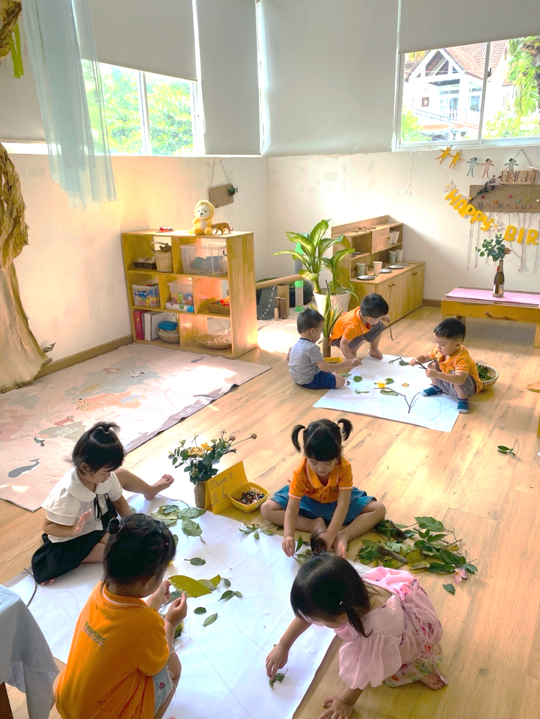 Hoạt động nhóm sáng tạo và tương tác trong lớp Reggio Emilia