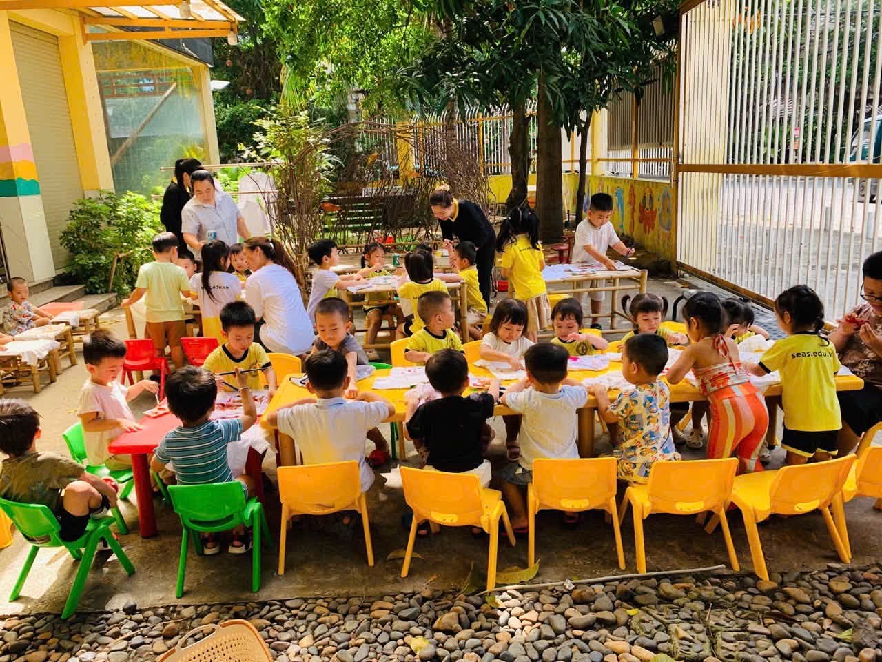 Nhóm học sinh mầm non SEAS hào hứng tham gia hoạt động học tập sáng tạo