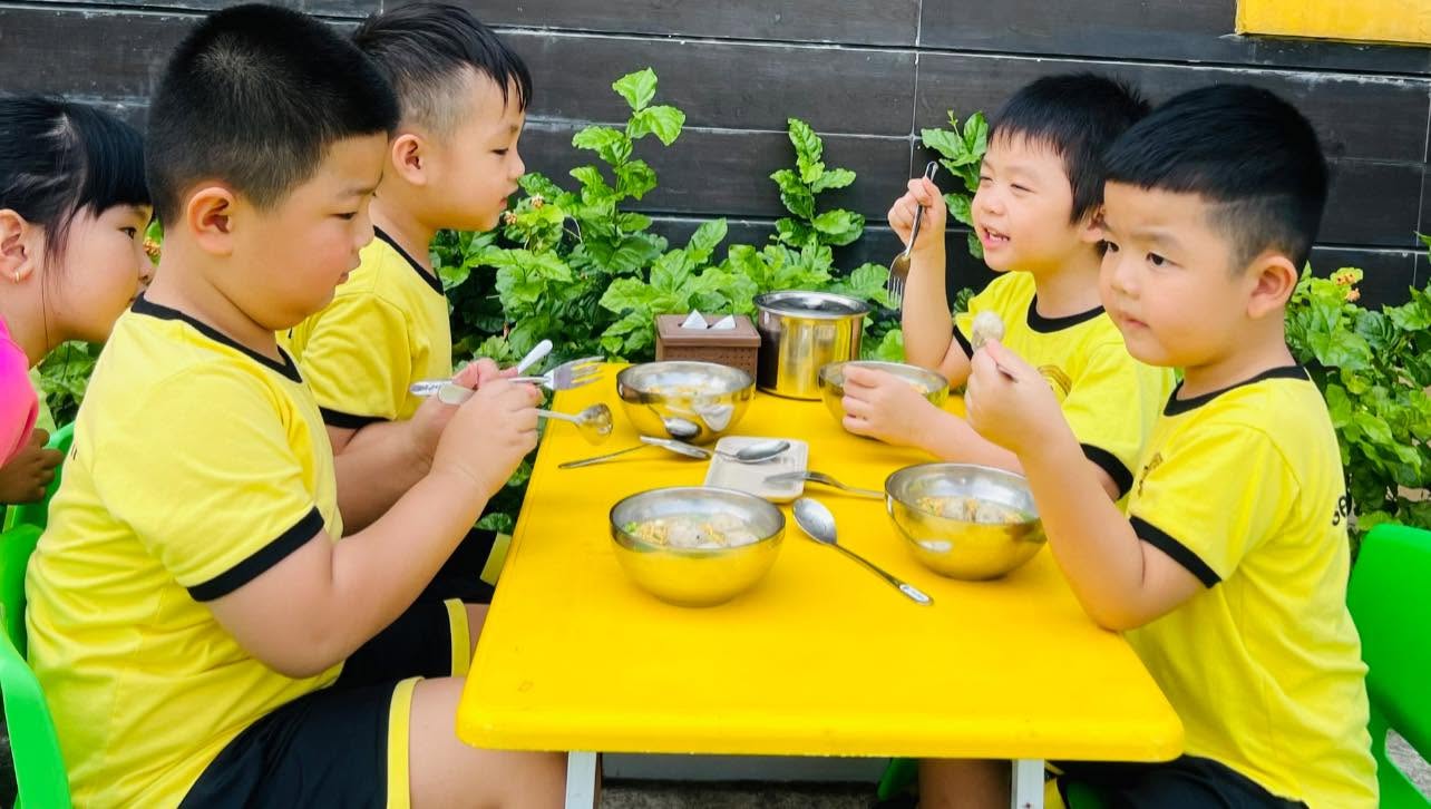 Trẻ tự lập xây dựng kỹ năng theo phương pháp Montessori