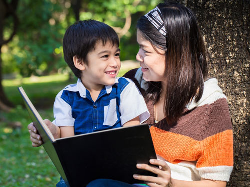 Đọc sách tranh và trò chuyện ngang tầm mắt với trẻ
