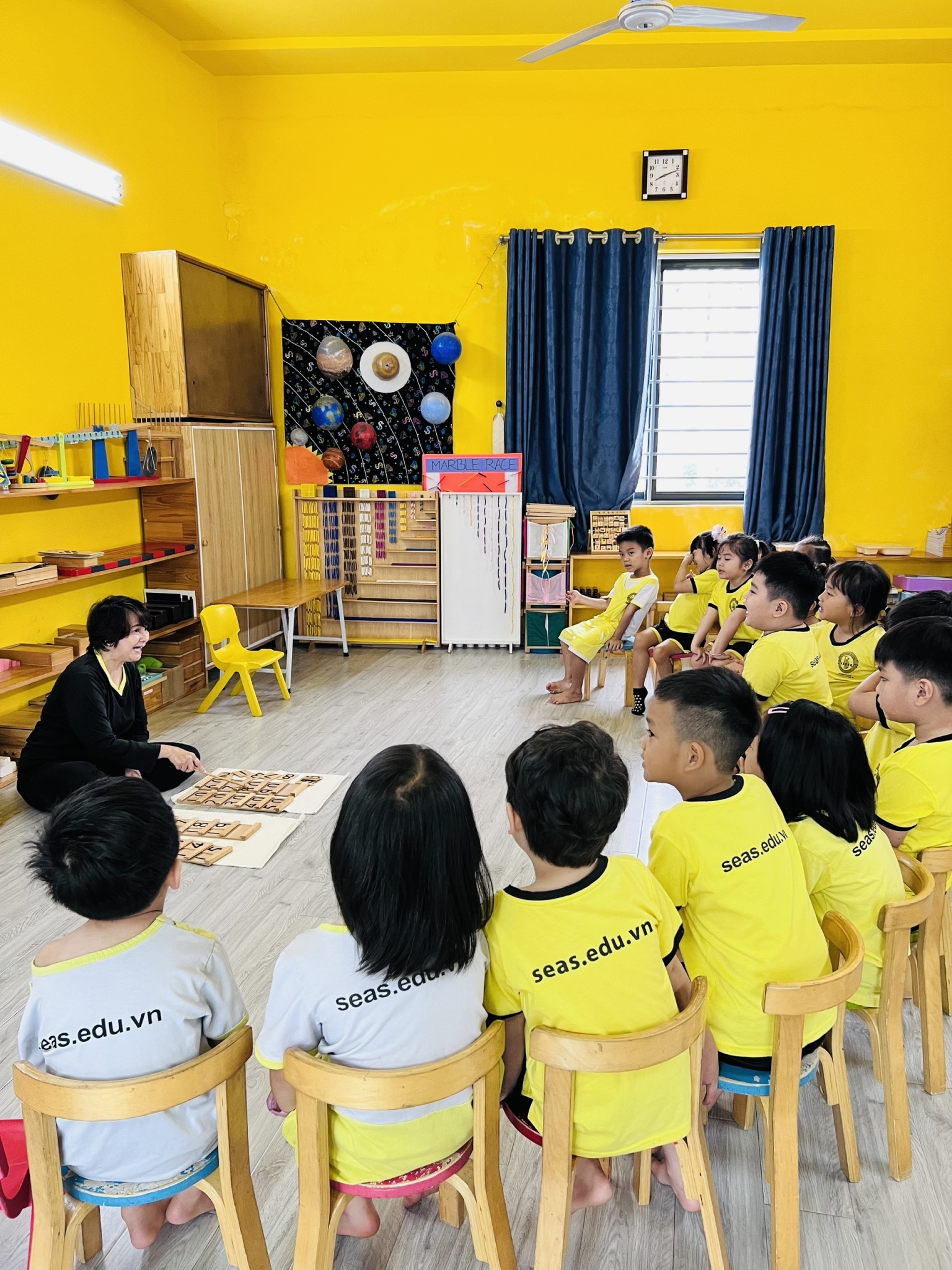 Quan sát không gian lớp học mầm non tiêu chuẩn