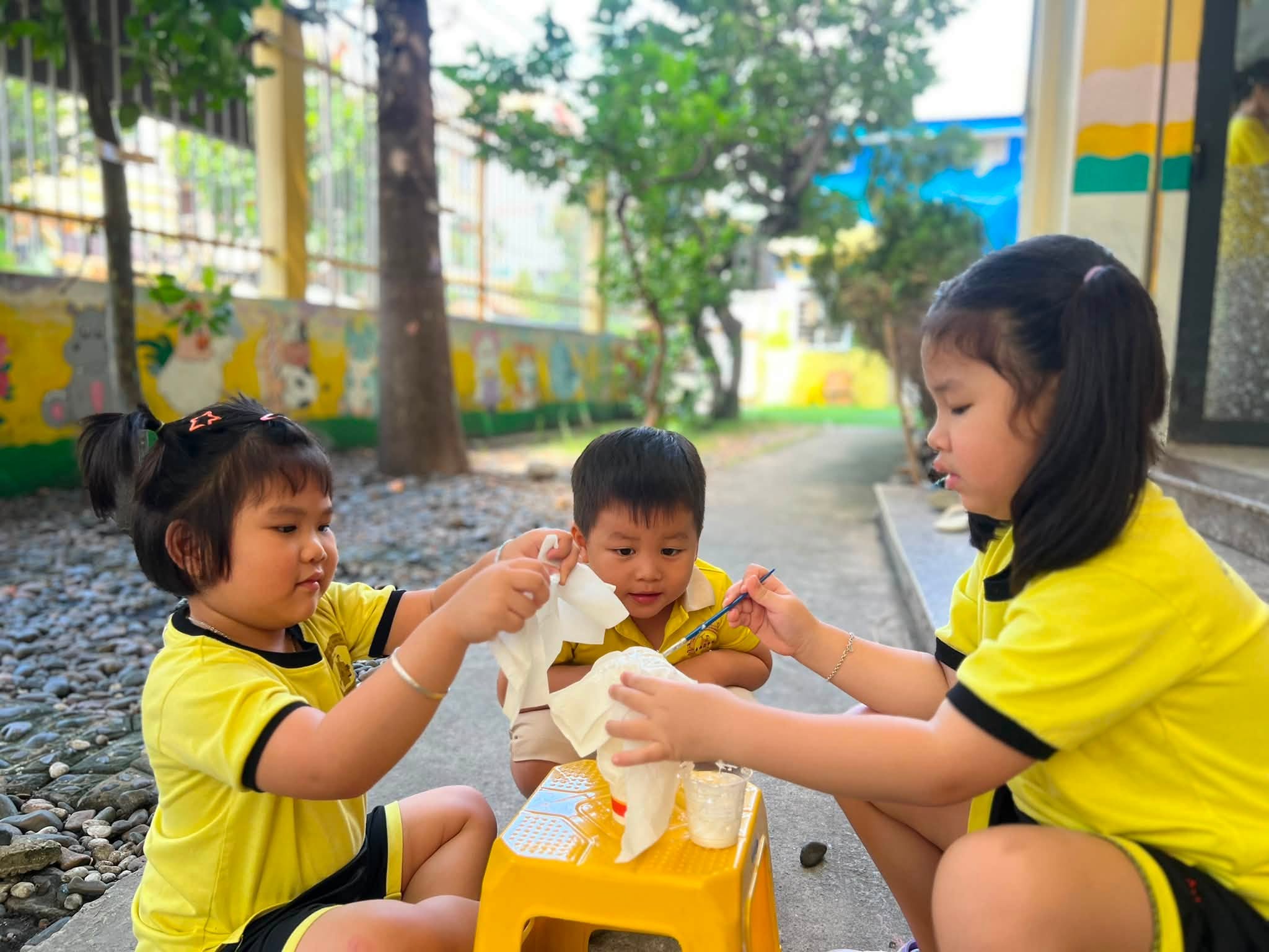 Hướng dẫn trẻ mầm non chia sẻ và chơi cùng nhau hòa thuận