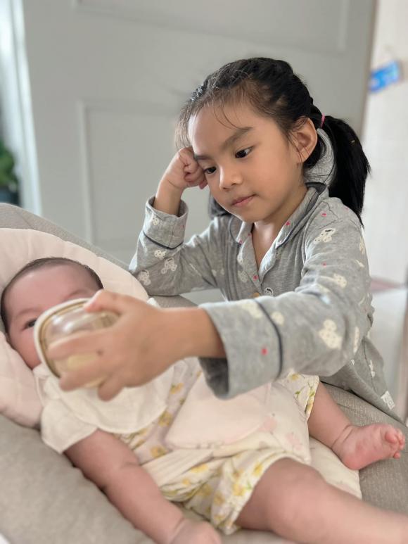 Khuyến thích con lớn tham gia chăm sóc em bé nhẹ nhàng