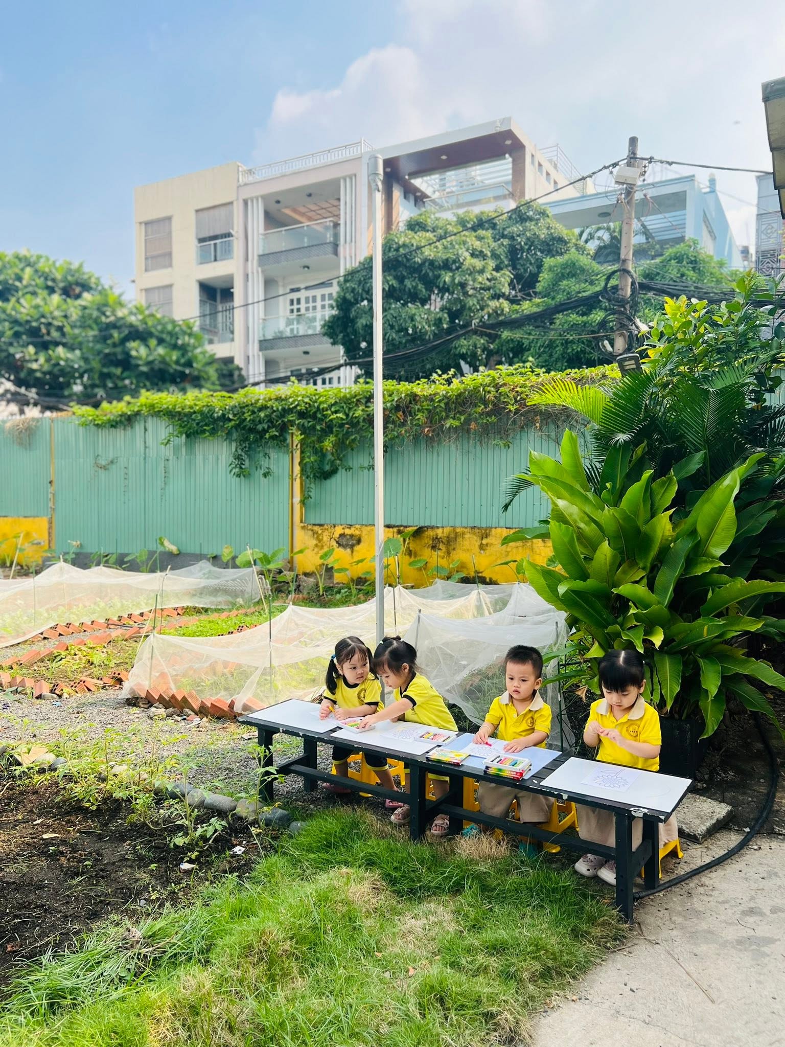 Quan sát biểu hiện tăng động của trẻ trong giờ chơi tập thể