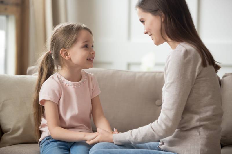 Cha mẹ kiên nhẫn đồng hành tôn trọng trẻ theo tinh thần Montessori