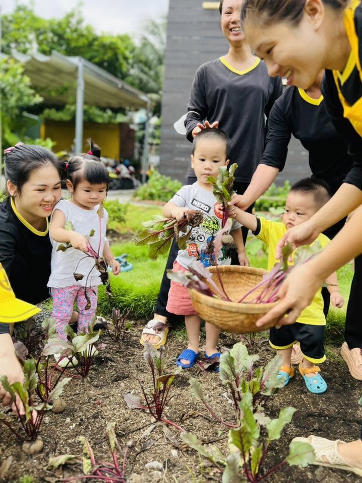 Hoạt động làm vườn giúp trẻ bồi đắp lòng yêu thiên nhiên