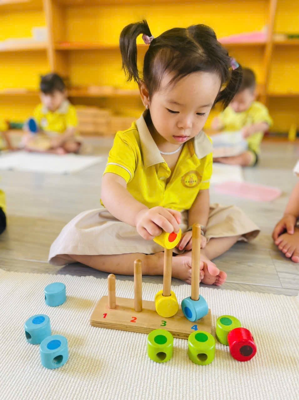 Trẻ tập trung cao độ làm bài tập Montessori